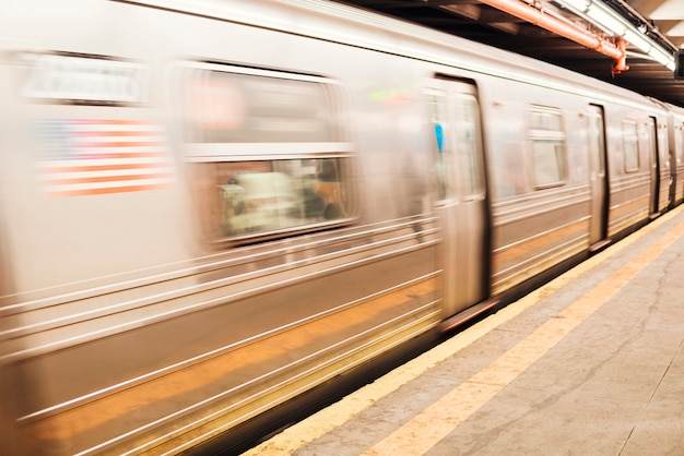 Foto grátis metro, trem, em, estação de comboios