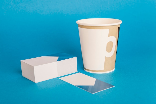 Mockup de papelaria com cartões de visita café para ir xícara