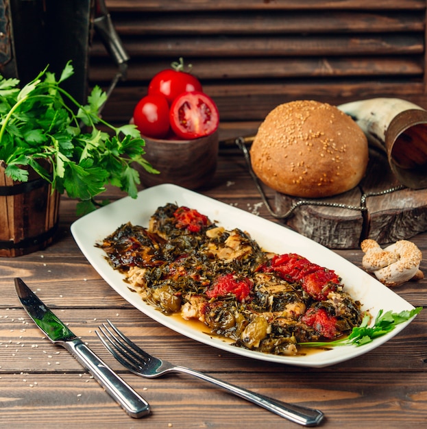 molho de frango com legumes em cima da mesa