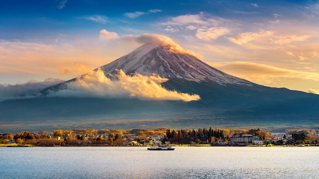 Foto grátis montanha fuji e lago kawaguchiko ao pôr do sol, estações de outono montanha fuji em yamanachi no japão.