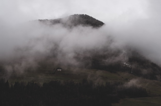 Foto grátis montanha sob nuvens