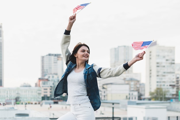 Foto grátis mulher acenando bandeiras no dia da independência da américa