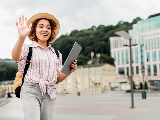 Foto grátis mulher adorável verificando o tablet para obter instruções