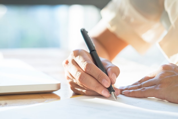 Foto grátis mulher asiática de negócios assinando um documento de contrato fazendo um acordo.