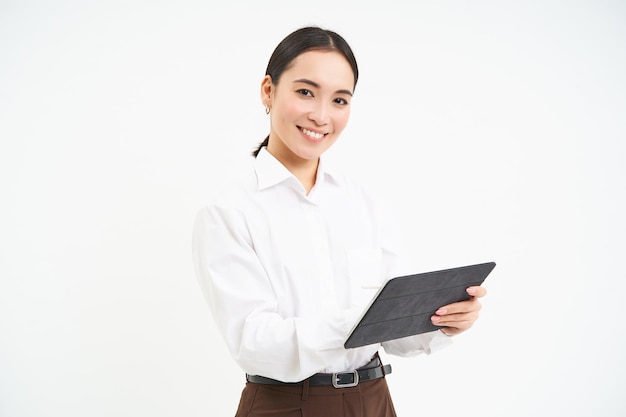 Foto grátis mulher asiática profissional em pé com tablet digital trabalhando em projeto escrevendo notas para busi