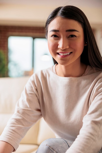 Foto grátis mulher asiática sorridente feliz, retrato suave autêntico natural de mulher bonita.