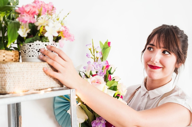 Foto grátis mulher bonita olhando flores frescas na prateleira