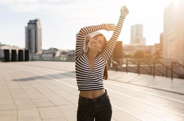 Foto grátis mulher bonita sorridente posando na luz solar