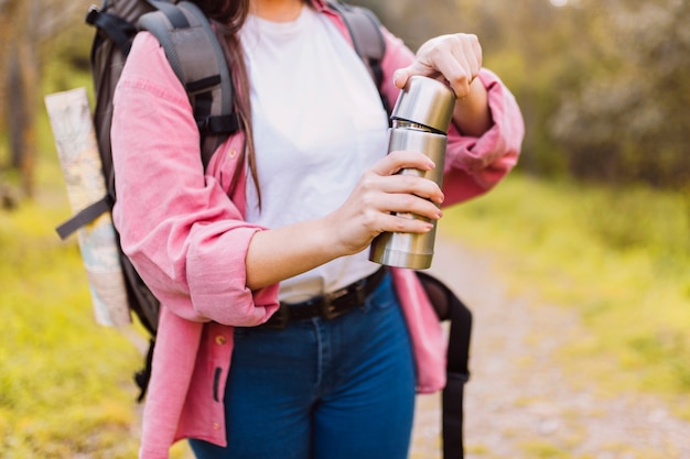 Foto grátis mulher colheita, encerramento, thermos