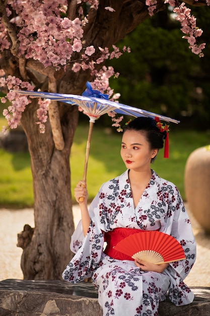 Foto grátis mulher com guarda-chuva de quimono e wagasa