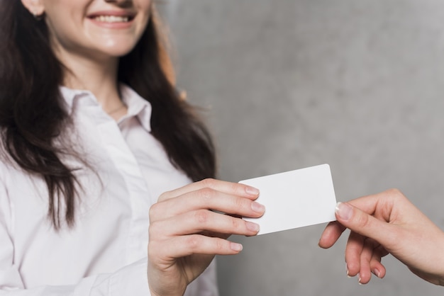 Foto grátis mulher dando cartão de visita para potencial empregado