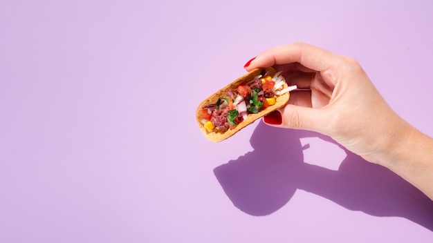 Foto grátis mulher de close-up com taco, cópia-espaço e fundo roxo