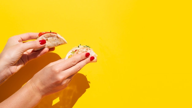 Foto grátis mulher de close-up com taco e cópia-espaço