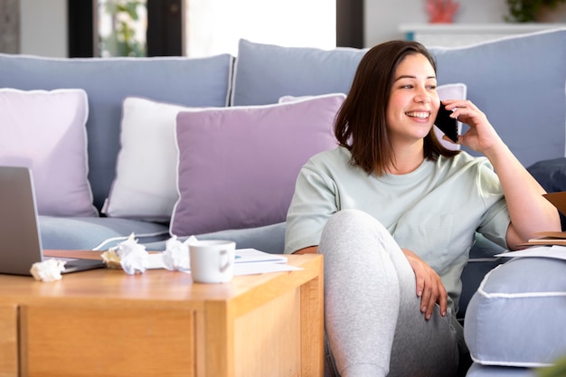 Foto grátis mulher de tiro médio falando ao telefone