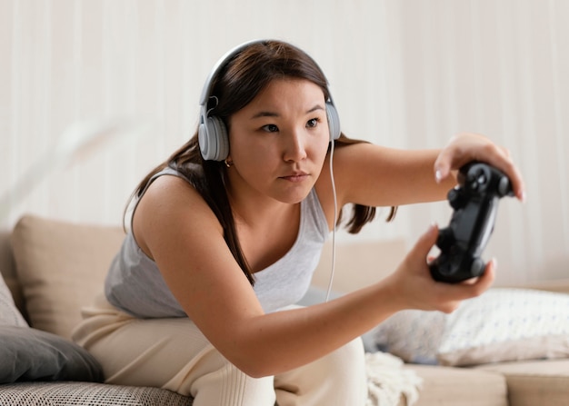 Mulher de tiro médio jogando em casa