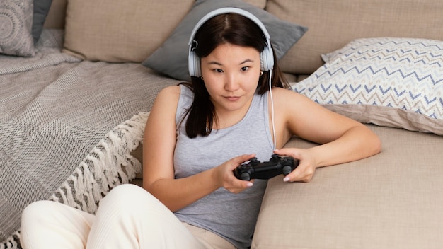 Mulher de tiro médio jogando videogame