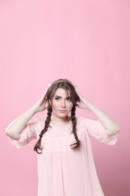 Foto grátis mulher de vestido feminino posando com espaço de cópia