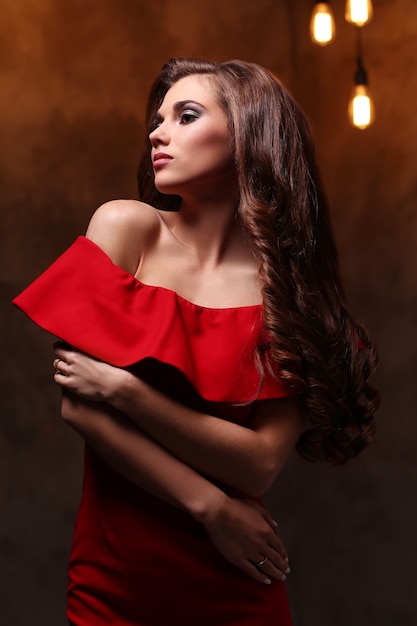 Foto grátis mulher de vestido vermelho