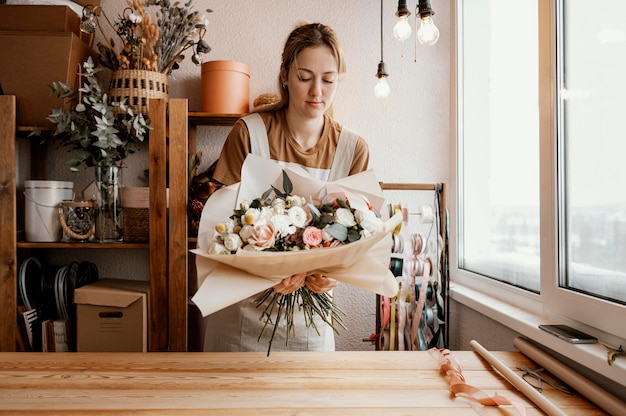 Foto grátis mulher fazendo um lindo arranjo floral