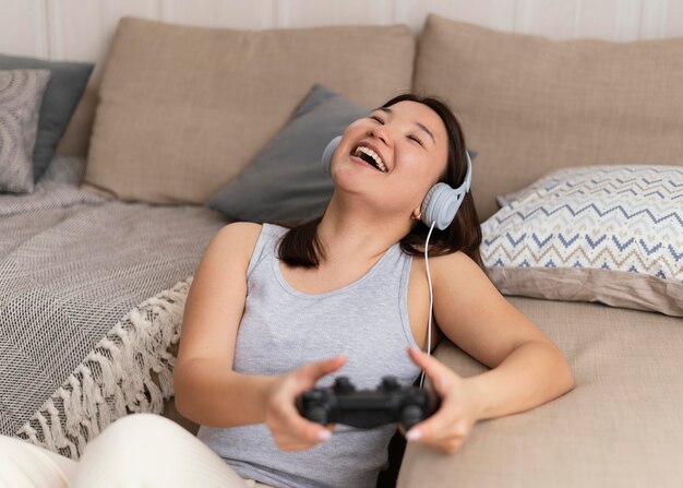 Mulher feliz jogando videogame