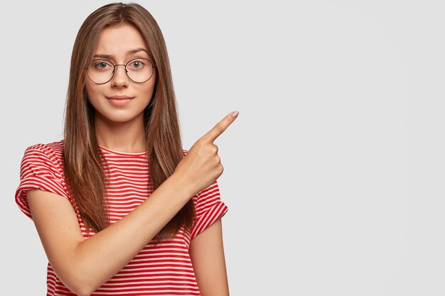 Mulher feliz positiva indica um espaço de cópia em branco para conteúdo promocional.