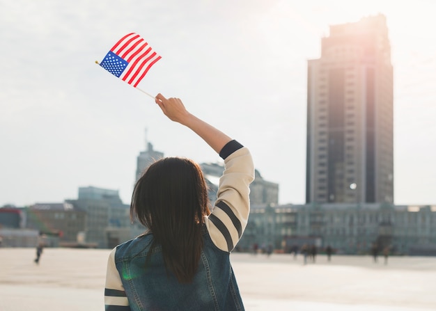 Foto grátis mulher irreconhecível, acenando a bandeira americana no dia da independência