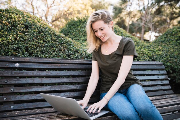 Mulher jovem, com, laptop, parque