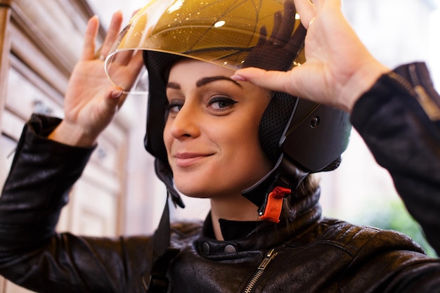 Foto grátis mulher jovem e bonita usando um capacete de moto.