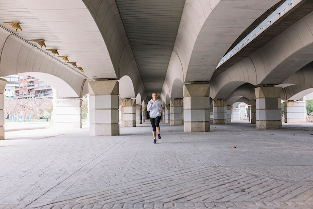 Foto grátis mulher jovem, sprinting, ligado, rua