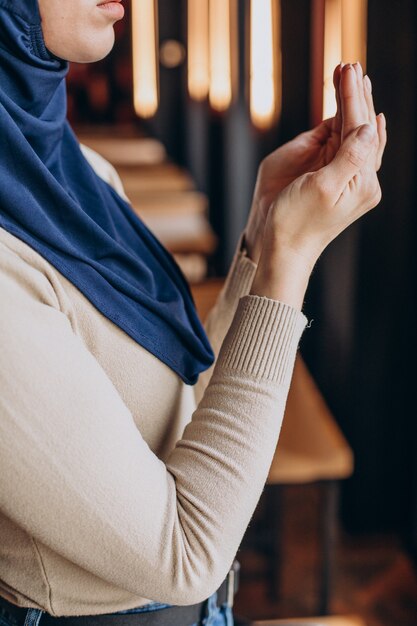 Mulher muçulmana orando no ramadã