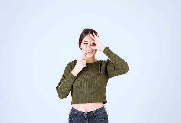 Foto grátis mulher muito sorridente dando sinal de ok na parede branca