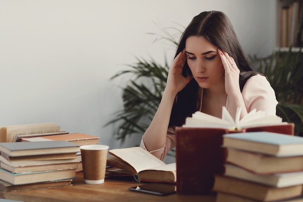 Foto grátis mulher na biblioteca