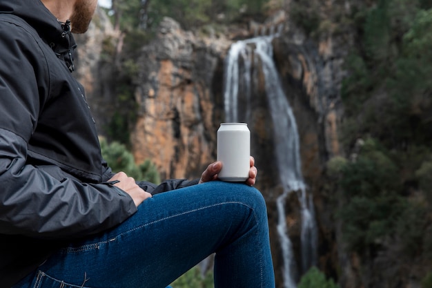 Foto grátis mulher na natureza bebendo em lata