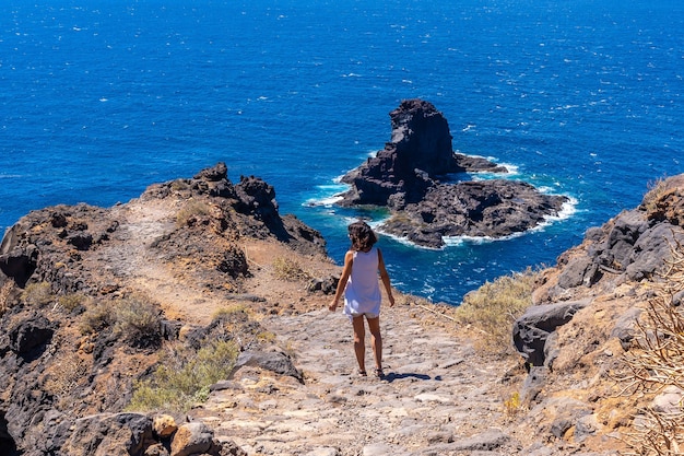 Foto grátis mulher no porto de punta gorda na ilha de la palma, ilhas canárias, espanha