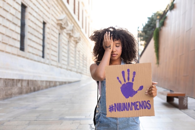 Foto grátis mulher protestando por seus direitos com espaço de cópia