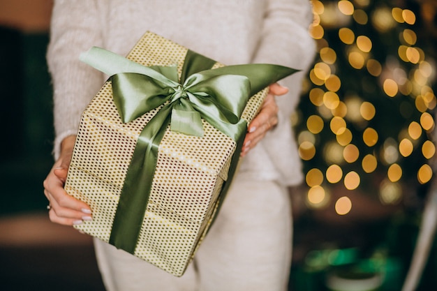 Foto grátis mulher segura, um, presente natal, caixa, cima