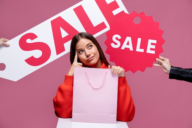 Foto grátis mulher segurando sacolas de compras