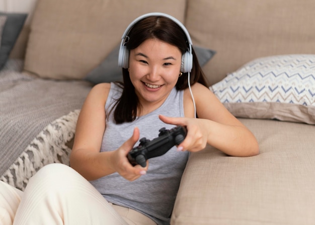 Foto grátis mulher sorridente de tiro médio jogando videogame