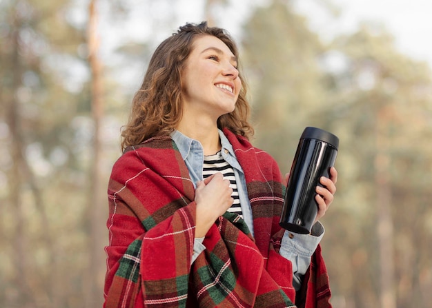 Foto grátis mulher sorridente de tiro médio lá fora