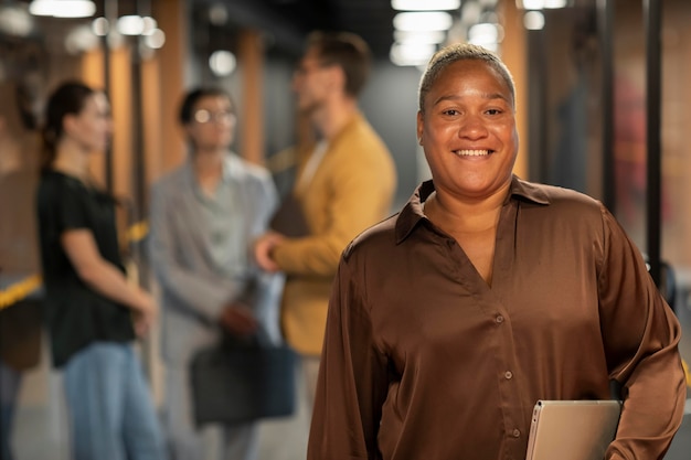 Foto grátis mulher sorridente de tiro médio no trabalho