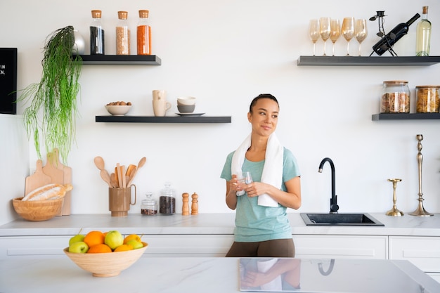 Foto grátis mulher sorridente de vista frontal na cozinha