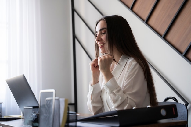 Foto grátis mulher trabalhando com vista lateral para laptop