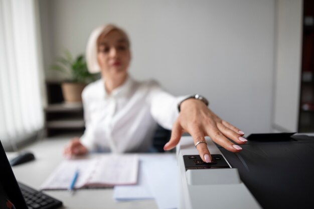 Mulher trabalhando no escritório e usando impressora