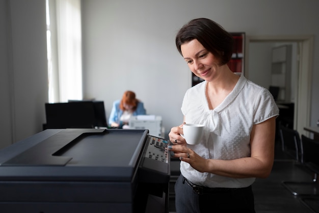 Mulher trabalhando no escritório e usando impressora