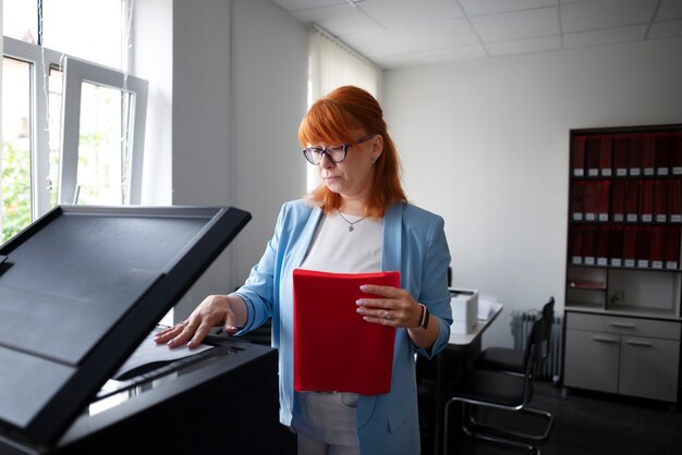 Mulher usando impressora no escritório