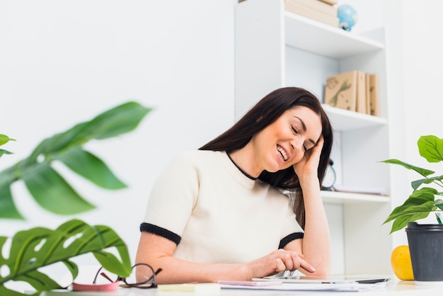 Mulher, usando, tabuleta, em, escritório