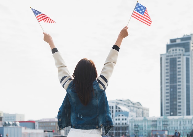 Foto grátis mulher, waving, bandeiras americanas, em, mãos