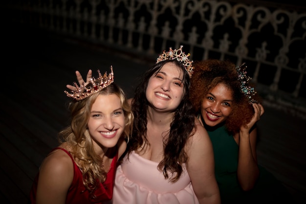 Foto grátis mulheres bonitas se divertindo na festa de formatura