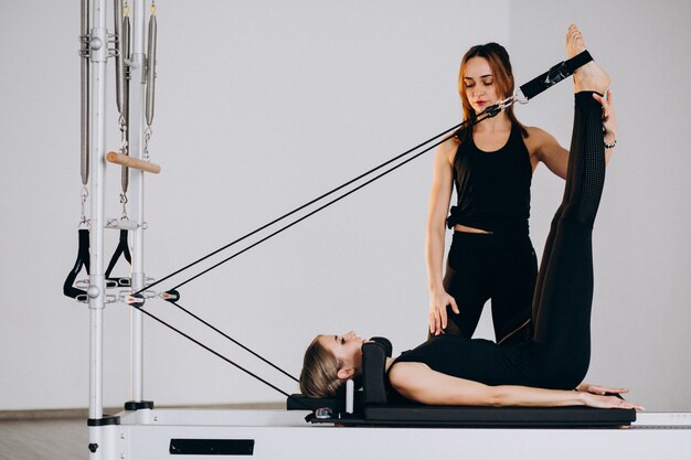 Mulheres fazendo pilates em um reformador