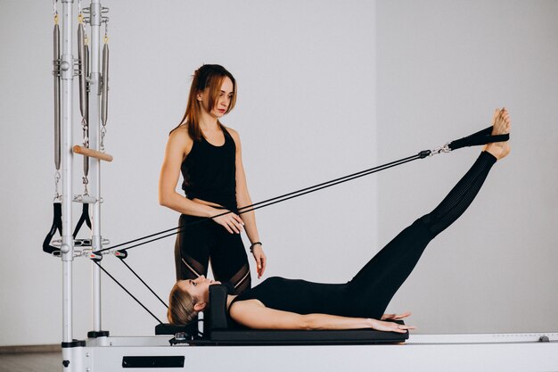 Mulheres fazendo pilates em um reformador